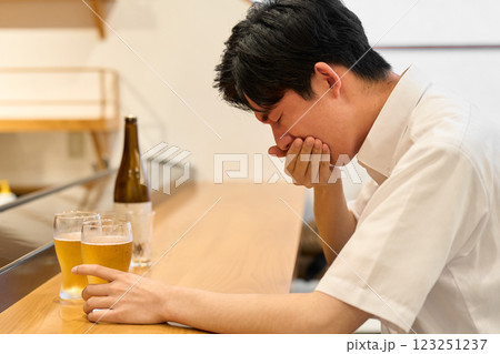 酒を飲みすぎて吐き気を感じる男性 123251237