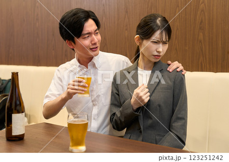 酔っ払って絡み酒をする男性 123251242