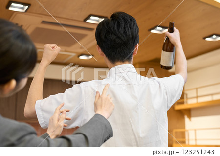 飲食店で騒ぐ男性客 飲食店で騒ぐ男性客 123251243
