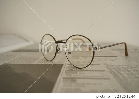 新聞の上の眼鏡 123251244