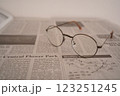 新聞の上の眼鏡（右） 123251245