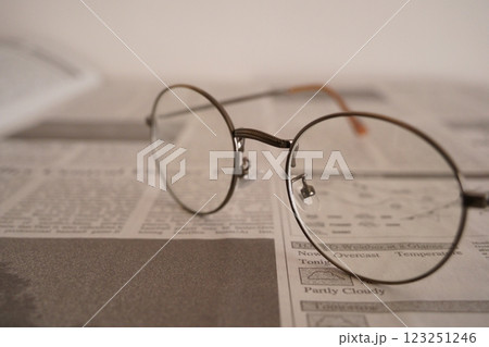 新聞の上の眼鏡（アップ） 123251246