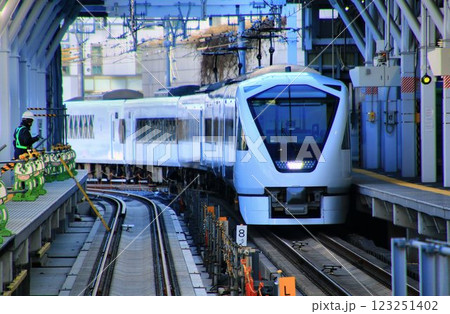 下り線の高架化を控えた『とうきようスカイツリー駅』を行く…  東武特急【スペーシアX】N100系 123251402