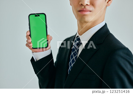 スマホを持つ20代の若い男性 123251416