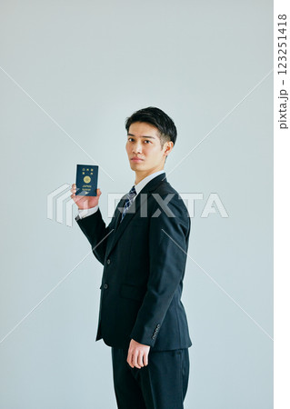 パスポートを持つ20代の若い男性 123251418