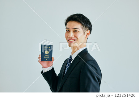 パスポートを持つ20代の若い男性 123251420