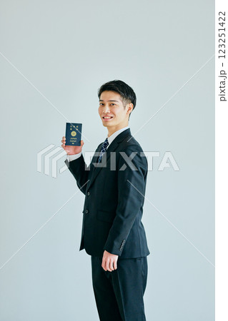 パスポートを持つ20代の若い男性 123251422