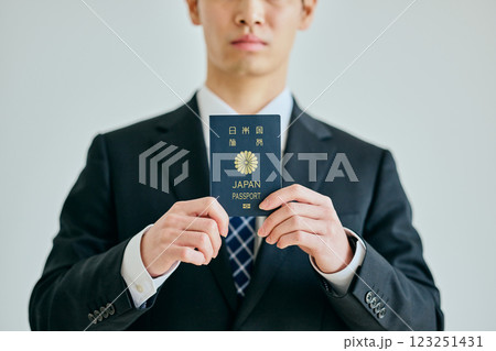 パスポートを持つ20代の若い男性 パスポートを持つ20代の若い男性 123251431