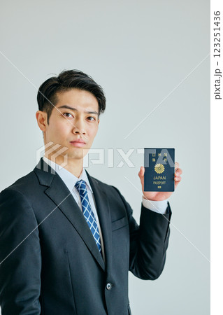 パスポートを持つ20代の若い男性 123251436