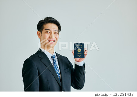 パスポートを持つ20代の若い男性 パスポートを持つ20代の若い男性 123251438