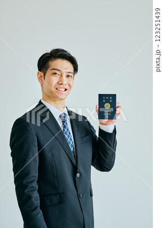 パスポートを持つ20代の若い男性 123251439