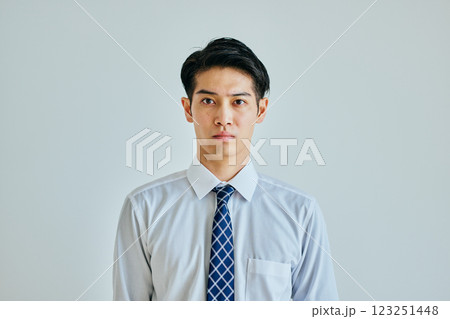 ワイシャツ姿の若い男性　カメラ目線　白バック 123251448