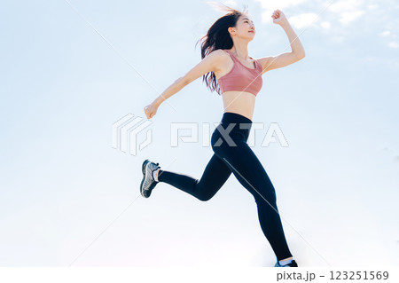 若い女性のワークアウトイメージ 123251569