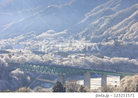 雪の鳥沢橋梁を渡る中央線特急 雪の鳥沢橋梁を渡る中央線特急 123251571