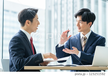 オフィスで営業するビジネスマン 撮影協力:スカパー東京メディアセンター オフィスで営業するビジネスマン 撮影協力:スカパー東京メディアセンター 123251592