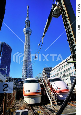 下り線の高架化を控え役目を終える『業平橋電留線』に停まる…  東武特急【スペーシア】100系 123251599