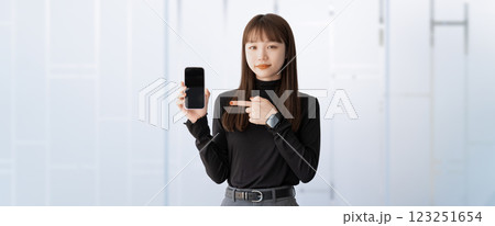 スマートフォンを指差す女性・ビジネスウーマン スマートフォンを指差す女性・ビジネスウーマン 123251654