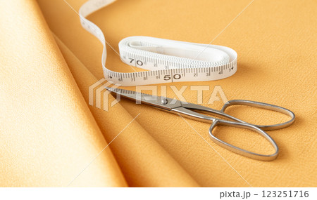 布とメジャーと布用はさみ　裁縫道具 123251716