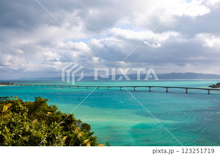 沖縄県国頭郡今帰仁村運天　運天森園地展望台から古宇利大橋や古宇利ブルーの海の景色 123251719