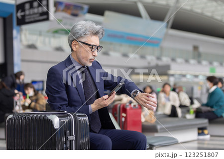 ミドル男性　空港　出張（プロパティリリース取得済み＆施設審査通過素材） 123251807
