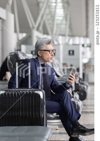 ミドル男性　空港　出張（プロパティリリース取得済み＆施設審査通過素材） 123251811