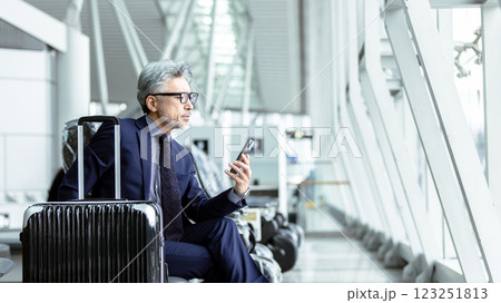 ミドル男性　空港　出張（プロパティリリース取得済み＆施設審査通過素材） 123251813