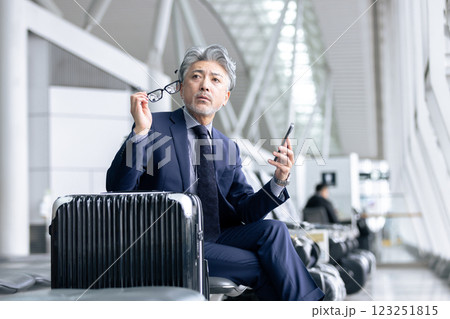 ミドル男性　空港　出張（プロパティリリース取得済み＆施設審査通過素材） 123251815