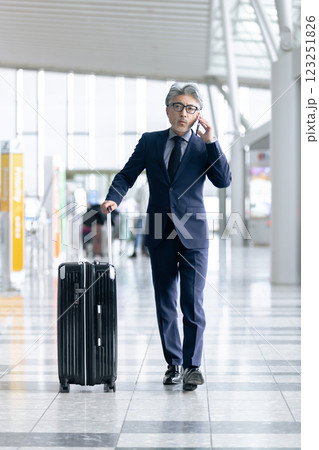 ミドル男性　空港　出張（プロパティリリース取得済み＆施設審査通過素材） 123251826