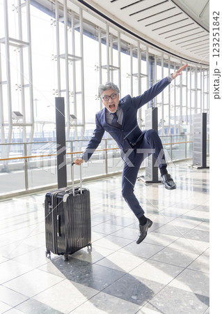 空港 出張が楽しいミドル男性(プロパティリリース取得済み&施設審査通過素材) 空港 出張が楽しいミドル男性(プロパティリリース取得済み&施設審査通過素材) 123251842