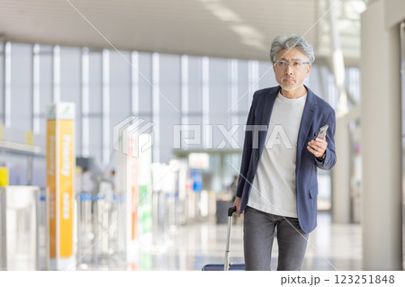 ミドル男性 空港 旅行(プロパティリリース取得済み&施設審査通過素材) ミドル男性 空港 旅行(プロパティリリース取得済み&施設審査通過素材) 123251848