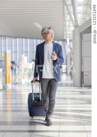 ミドル男性 空港 旅行(プロパティリリース取得済み&施設審査通過素材) ミドル男性 空港 旅行(プロパティリリース取得済み&施設審査通過素材) 123251849