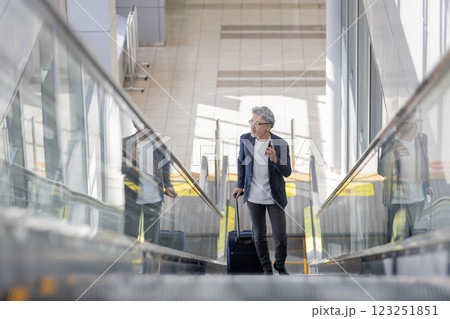 ミドル男性 空港 旅行(プロパティリリース取得済み&施設審査通過素材) ミドル男性 空港 旅行(プロパティリリース取得済み&施設審査通過素材) 123251851