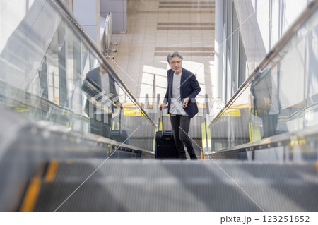 ミドル男性 空港 旅行(プロパティリリース取得済み&施設審査通過素材) ミドル男性 空港 旅行(プロパティリリース取得済み&施設審査通過素材) 123251852