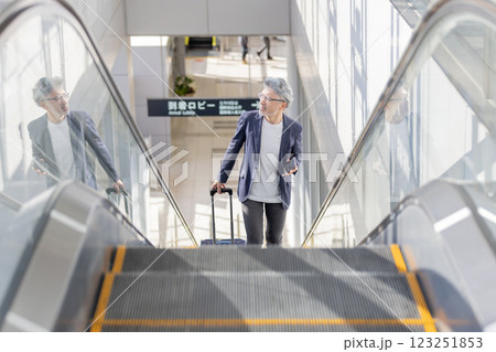 ミドル男性 空港 旅行(プロパティリリース取得済み&施設審査通過素材) ミドル男性 空港 旅行(プロパティリリース取得済み&施設審査通過素材) 123251853
