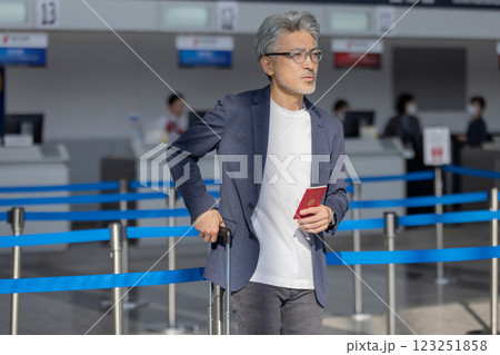 ミドル男性 空港 旅行(プロパティリリース取得済み&施設審査通過素材) ミドル男性 空港 旅行(プロパティリリース取得済み&施設審査通過素材) 123251858