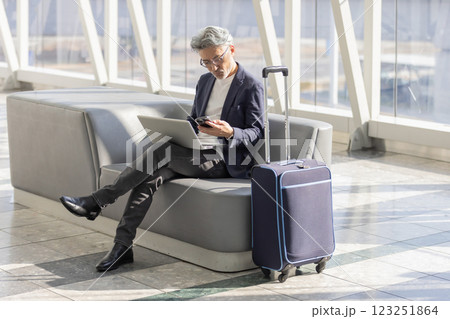 ミドル男性　空港　旅行（プロパティリリース取得済み＆施設審査通過素材） 123251864
