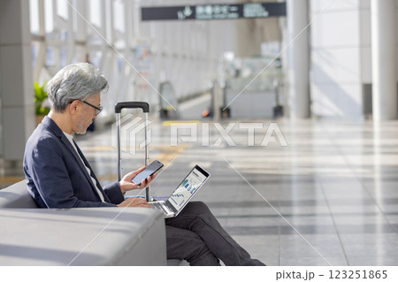 ミドル男性　空港　旅行（プロパティリリース取得済み＆施設審査通過素材） 123251865