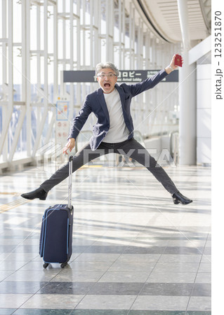 空港 旅行が嬉しいミドル男性(プロパティリリース取得済み&施設審査通過素材) 空港 旅行が嬉しいミドル男性(プロパティリリース取得済み&施設審査通過素材) 123251870