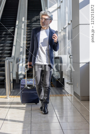 ミドル男性　空港　旅行（プロパティリリース取得済み＆施設審査通過素材） 123251872