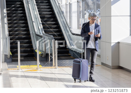 ミドル男性 空港 旅行(プロパティリリース取得済み&施設審査通過素材) ミドル男性 空港 旅行(プロパティリリース取得済み&施設審査通過素材) 123251873