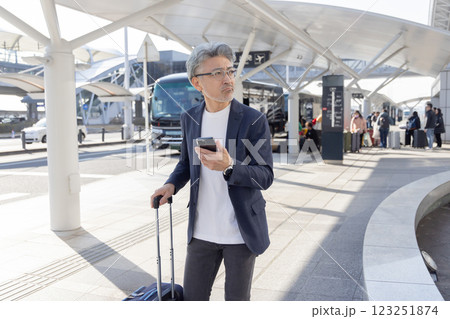 ミドル男性 空港 出張(プロパティリリース取得済み&施設審査通過素材) ミドル男性 空港 出張(プロパティリリース取得済み&施設審査通過素材) 123251874
