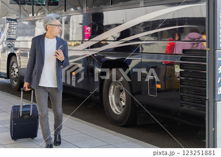 ミドル男性 空港 出張(プロパティリリース取得済み&施設審査通過素材) ミドル男性 空港 出張(プロパティリリース取得済み&施設審査通過素材) 123251881