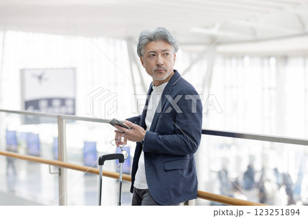 ミドル男性　空港　旅行（プロパティリリース取得済み＆施設審査通過素材） 123251894