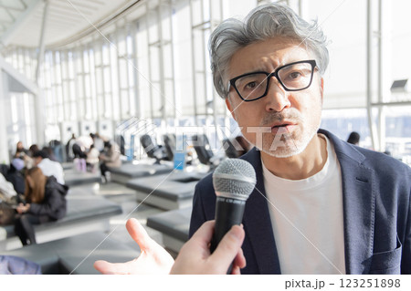 ミドル男性　空港　旅行　インタビュー（プロパティリリース取得済み＆施設審査通過素材） 123251898
