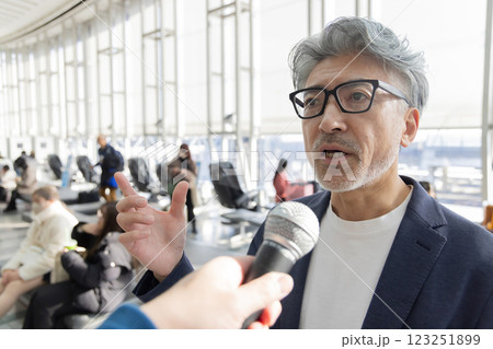 ミドル男性 空港 旅行 インタビュー(プロパティリリース取得済み&施設審査通過素材) ミドル男性 空港 旅行 インタビュー(プロパティリリース取得済み&施設審査通過素材) 123251899