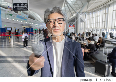 ミドル男性　空港　旅行　インタビュー（プロパティリリース取得済み＆施設審査通過素材） 123251901
