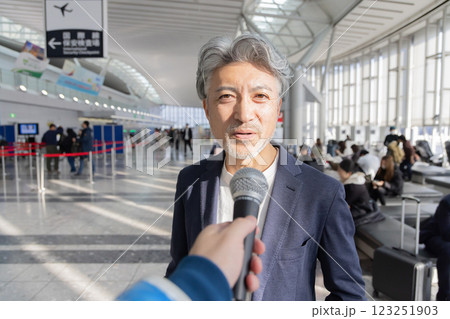 ミドル男性 空港 旅行 インタビュー(プロパティリリース取得済み&施設審査通過素材) ミドル男性 空港 旅行 インタビュー(プロパティリリース取得済み&施設審査通過素材) 123251903