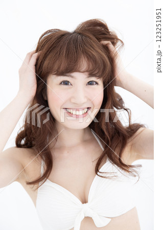 髪を触る女性 髪を触る女性 123251951