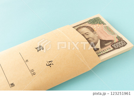 賞与袋に一万円札（渋沢栄一）　ボーナス　賞与袋　封筒 123251961