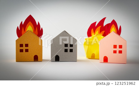 燃える家　火事　耐火　火災保険　防火 123251962